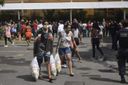 Distribuição de cestas básicas causa aglomeração na Casa do Cidadão, em Vitória(Vitor Jubini)