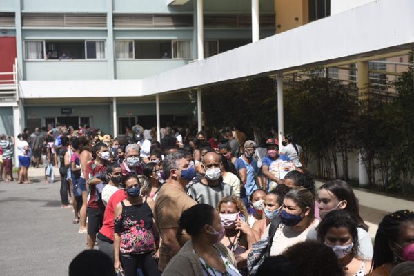 Distribuição de cestas básicas causa aglomeração na Casa do Cidadão, em Vitória por Vitor Jubini