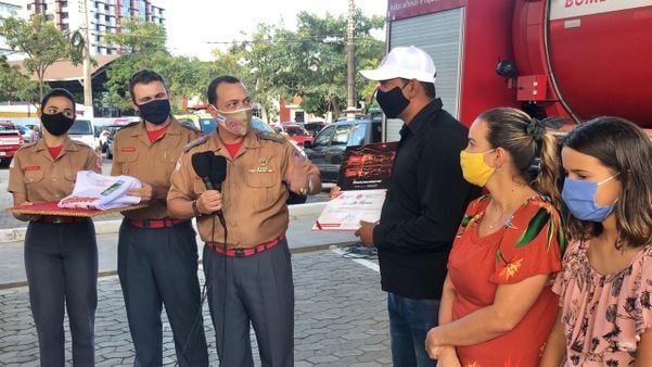 Além do certificado de honra ao mérito, porteiro recebeu um boné dos bombeiros