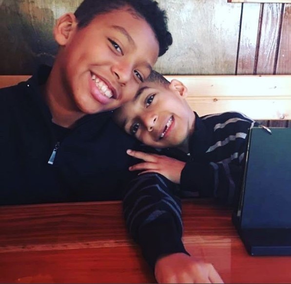 A capixaba Jaqueline James já tinha dois filhos quando decidiu adotar os sobrinhos e depois um casal de gêmeos