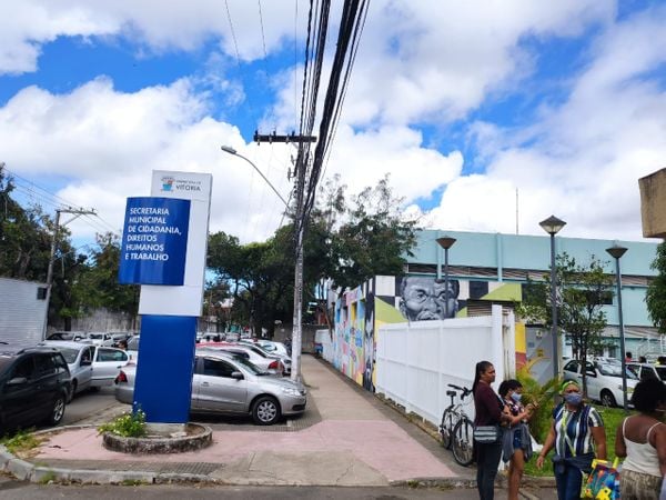 Entrada da Casa do Cidadão após a aglomeração registrada na manhã desta quinta