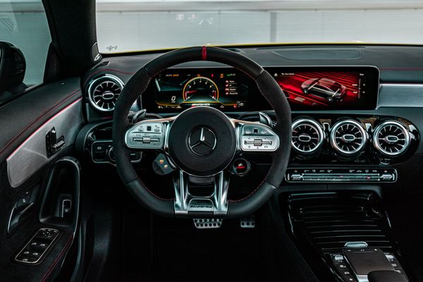 O moderno sistema de infoentretenimento MBUX da Mercedes-Benz conta com estrutura de controle interativa e gráficos 3D brilhantes de alta resolução