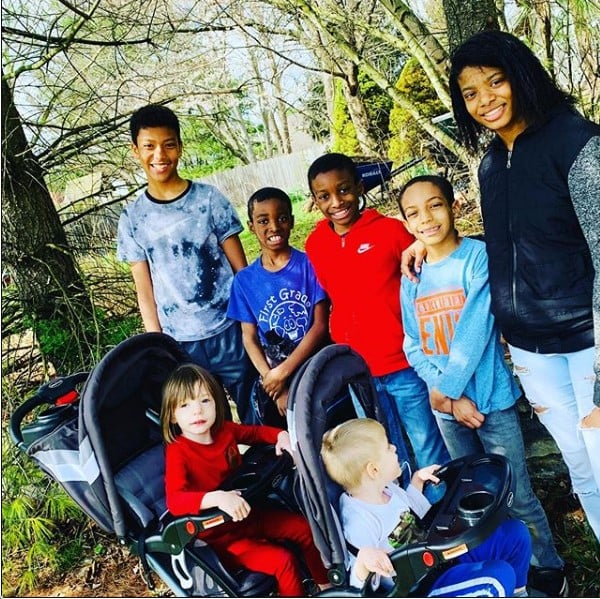 A capixaba Jaqueline James já tinha dois filhos quando decidiu adotar os sobrinhos e depois um casal de gêmeos