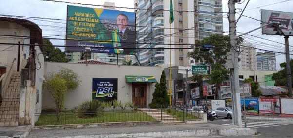 Sede do PSL em Vila Velha estampa propagandas bolsonaristas