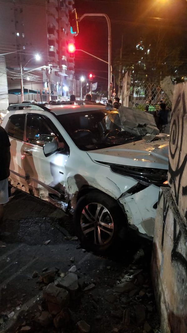 Veículo se chocou e destruiu muro ao lado de local do acidente em Vila Velha
