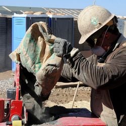 Há postos para açougueiro, ajudante de cozinha, ajudante de obras, auxiliar de lavanderia, auxiliar de logística, motorista de carro de passeio, operador de caixa, pedreiro, entre outras chances