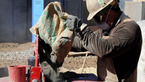 Há postos para açougueiro, ajudante de cozinha, ajudante de obras, auxiliar de lavanderia, auxiliar de logística, motorista de carro de passeio, operador de caixa, pedreiro, entre outras chances