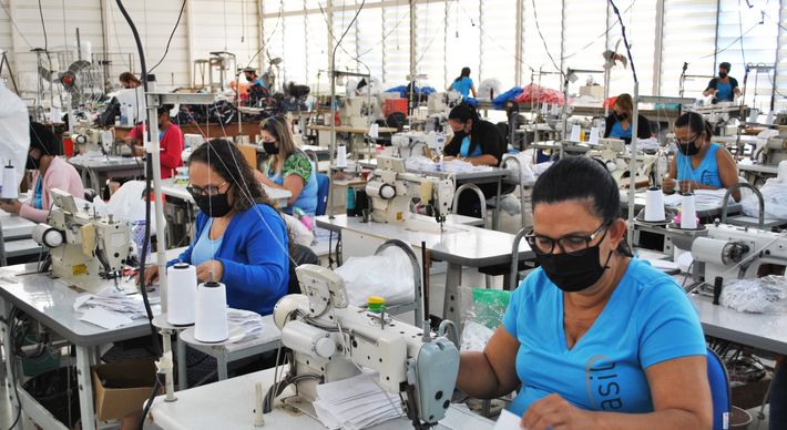 Com o caixa em nível crítico, empresários tiveram de adaptar equipes e maquinários e oferecer ao mercado itens de proteção individual para sobreviver