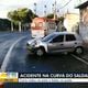 Imagem - Carro fica com a frente destruída após acidente na Curva do Saldanha