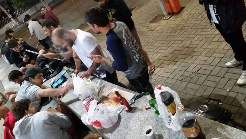 Capixabas fazem churrasco em praça para jogar pokemon go