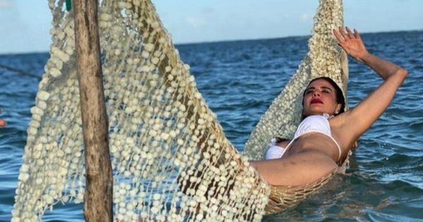 A apresentadora Luciana Gimenez curte dias de relax em praia de Alagoas