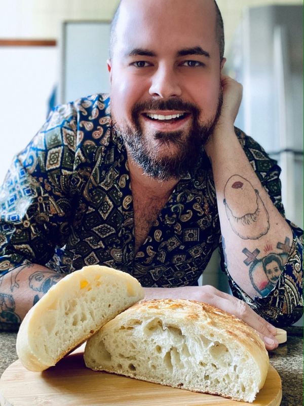 Dudu Altoé, relações públicas, entrevistado para matéria sobre pães caseiros na quarentena 