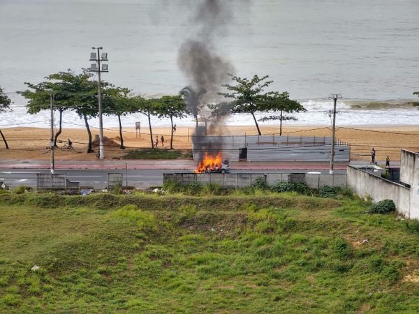 Carro pegou fogo no meio da rua em orla de Vila Velha na manhã desta sexta-feira (28)