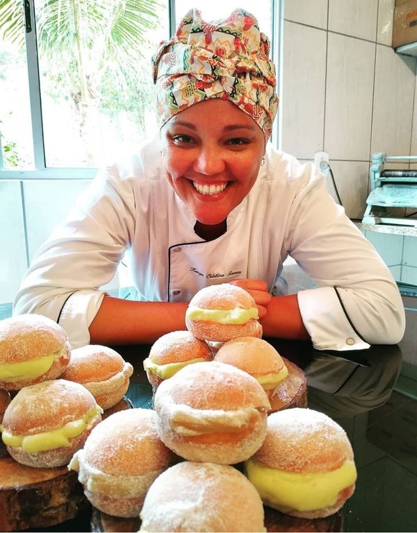 Kenya Souza, professora de gastronomia e padeira, dá aulas de panificação on-line e vende seus pães pelas redes sociais