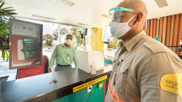 Protetores faciais comprados pela Vale foi um dos tipos de produtos adquiridos com a cadeia de fornecimento local.