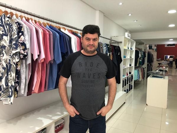 Wellington Geraldo Fernandes Silva, proprietário da Red Summer, viu sua venda de camisas ir a praticamente zero e só manteve o fôlego financeiro por confeccionar produtos de proteção à Vale.