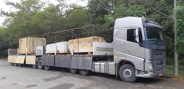 Carreta aprendida pela PRF, na Serra