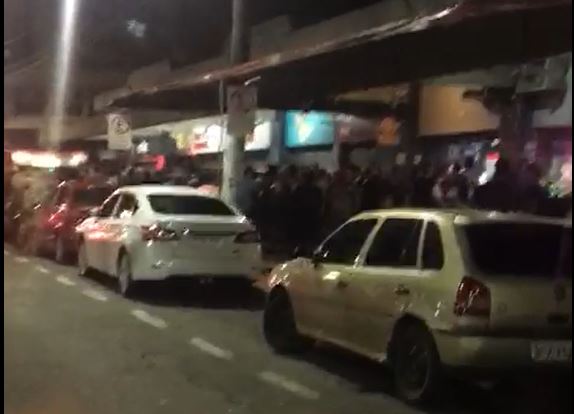 Trecho de vídeo que mostra aglomeração de pessoas na calçada da Rua da Lama, em Jardim da Penha. 
