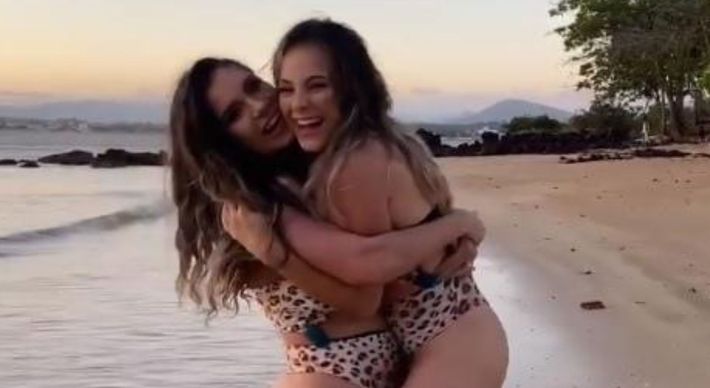 Amigas se reencontraram em praia de Iriri, no Espírito Santo, e aproveitaram para se declararem na web com vídeos e fotos de biquíni combinando