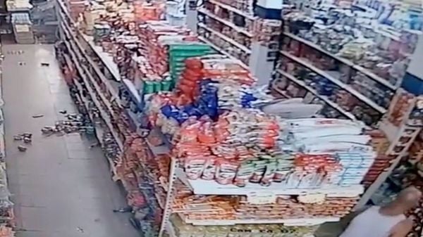 Produtos no chão de supermercado em São Miguel das Matas (BA), após tremor de terra na manhã deste domingo (30)