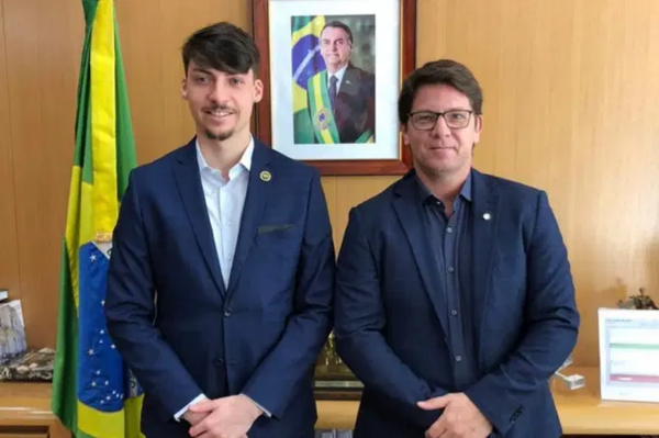  Renan Bolsonaro, filho do presidente, se reúne com secretário de Cultura, Mario Frias