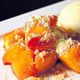 Imagem - Maçãs carameladas, farofa de nozes e sorvete: confira receita