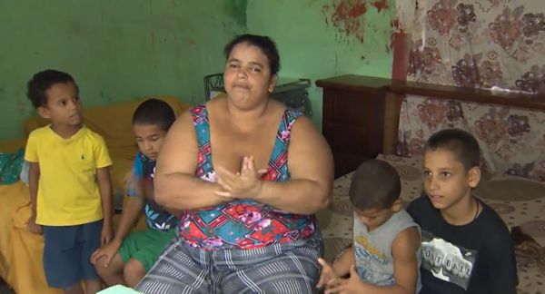 A diarista Marta Souza com os filhos