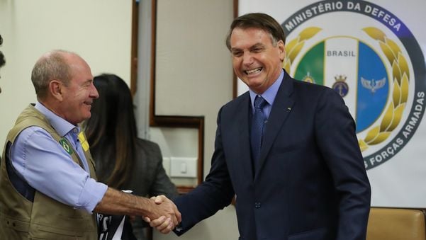 Fernando Azevedo, Ministro de Estado da Defesa, cumprimenta o presidente Jair Bolsonaro durante reunião de trabalho realizada em fevereiro de 2020