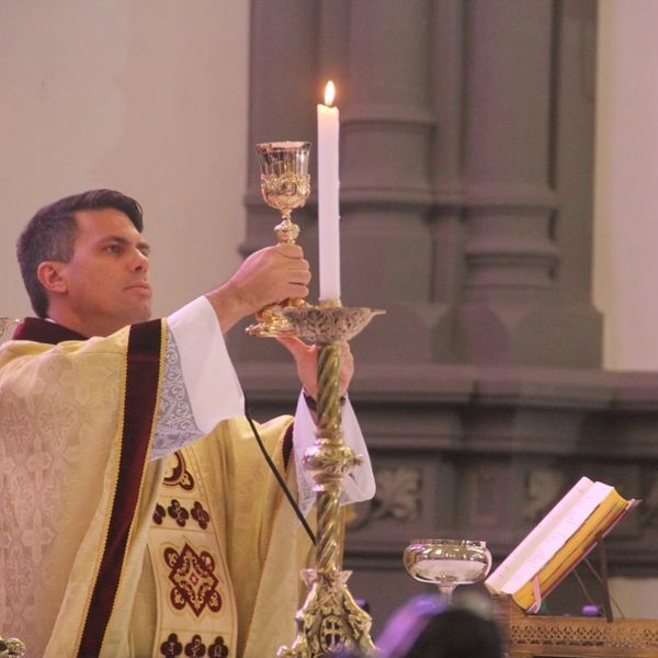 O padre Renato Criste vai celebrar a missa solene paroquial na próxima terça-feira, dia 8.