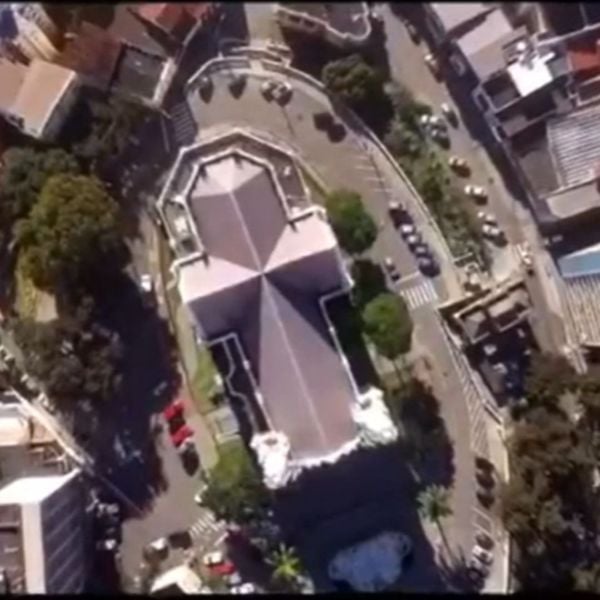 Teto do monumento foi projetado em formato de cruz, como mostra imagem aérea. 
