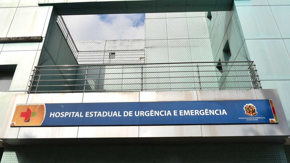 Vítima de 23 anos foi atingida por golpes na região do peito, na noite de terça-feira (9); ela está internada no Hospital Estadual de Urgência e Emergência (Heue)