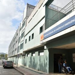 Vítima, de 18 anos, foi levada para hospital em Vitória após sofrer trauma na face por conta de socos desferidos pelo namorado, da mesma idade que ela