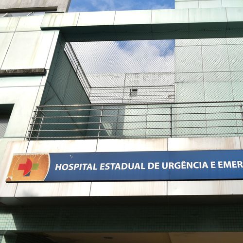 Caso ocorreu no fim da noite deste domingo (13), no bairro Jardim América, em Cariacica. Vítima tem 31 anos e passa por cirurgia na manhã desta segunda-feira (14) em um hospital de Vitória. Suspeito fugiu e não foi encontrado