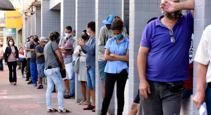 Pesquisa do IBGE mostra que taxa de desemprego atingiu 12,9% no mês passado, segundo dados do IBGE, a maior desde setembro de 2017