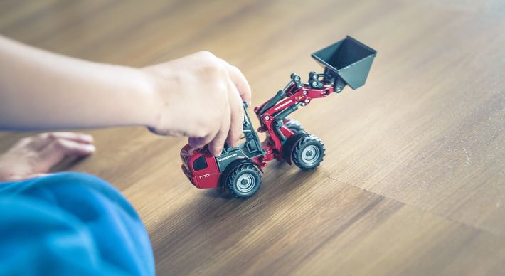 Onde estão o engenho e a arte do criar com as próprias mãos? Não é de hoje que as crianças, elas próprias, são miniaturas do brincar dos adultos e seus brinquedos caríssimos