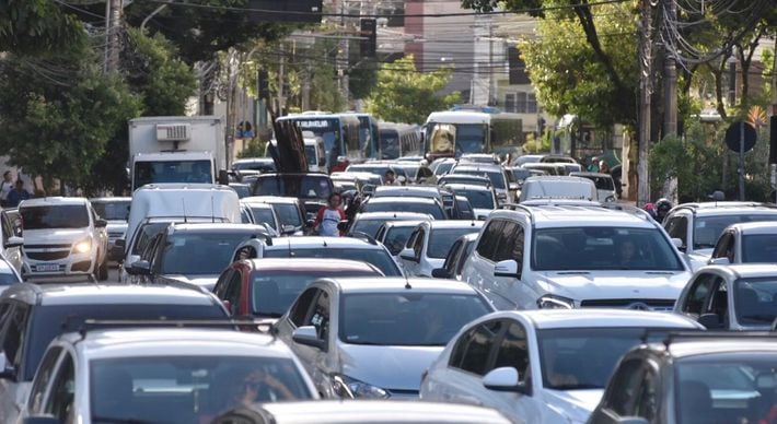 Eles vivem a contraditória situação de aparentemente “andarem em marcha lenta”, quase sem sair do lugar, como se fossem a metáfora do próprio trânsito engarrafado que querem ajudar a melhorar