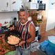 José Carlos dos Santos, 59 anos, mostra a comida pronta. Desempregado há anos, ele é um dos que recebem o Auxílio Emergencial do Governo Federal 
