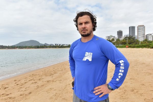 Aniversário de Vitória, pessoas que cuidam de praças, salvam bichos, transformam espaços em áreas de lazer e cultura - Rafael Braga, do Projeto Pegada, faz limpeza nas praias 