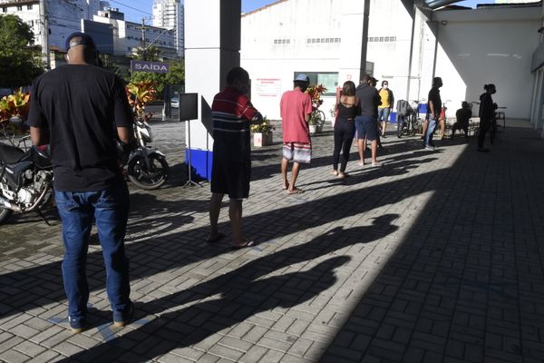 Fila na agência da Caixa para receber o Auxílio Emergencial do Governo Federal