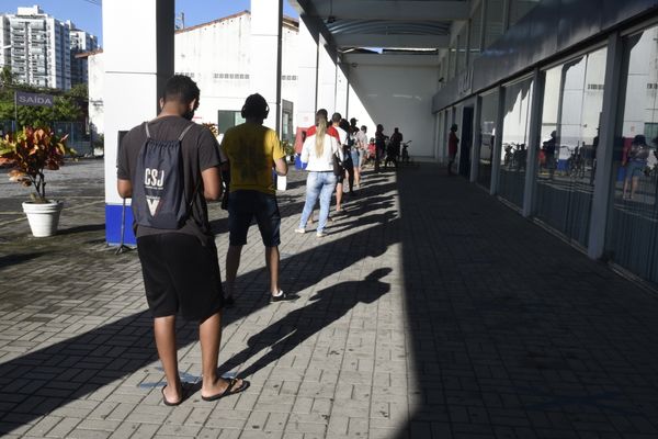 Fila na agência da Caixa para receber o Auxílio Emergencial do Governo Federal 