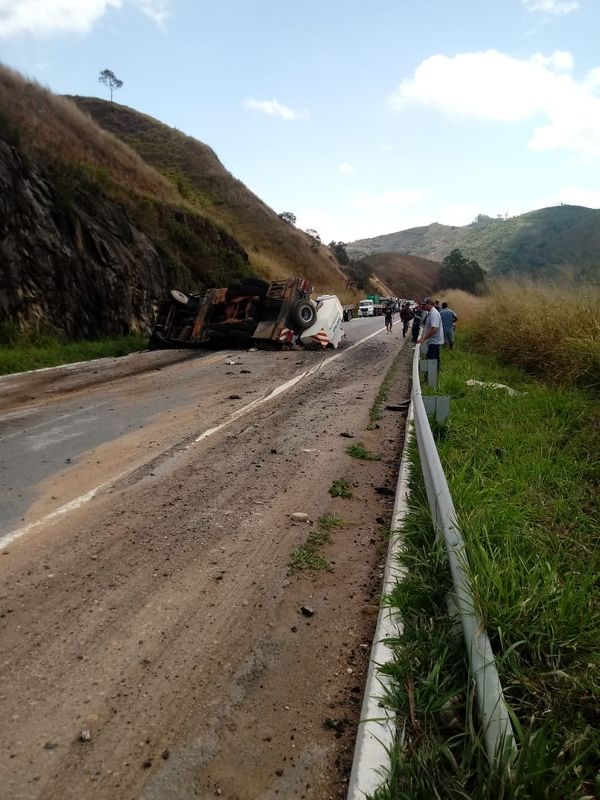 Guindaste tombou na BR 262, em Ibatiba