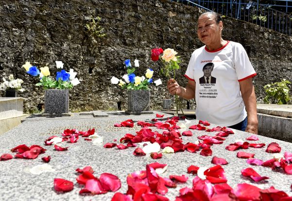Maria das Graças Nacort, mãe de Pedro Nacort, morto a tiros pela PM no Centro de Vitória há 20 anos, no túmulo do filho, em Santo Antonio 