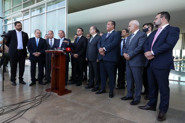 Ministro da Economia, Paulo Guedes, e Jair Bolsonaro se reuniram com líderes do governo no Congresso para anunciar novas parcelas do auxílio emergencial