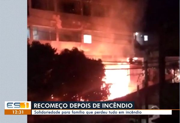 Um incêndio destruiu toda a casa de madeira em Cariacica 