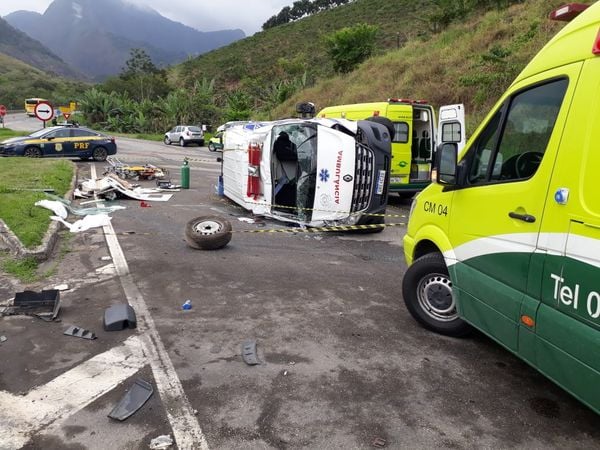 Uma pessoa que estava na ambulância morreu no local