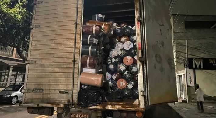 Ação foi coordenada pela Delegacia Especializada de Crimes Contra Transporte de Cargas, que informou que a carga contendo cerca de 737 rolos de tecidos foi totalmente recuperada