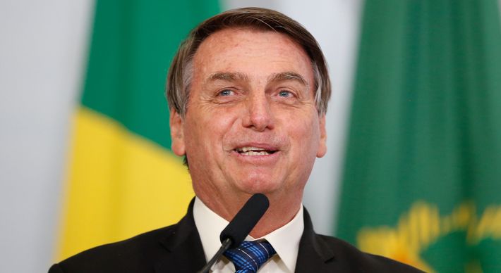 De negacionismo em negacionismo, o governo segue atropelando os fatos e criando as fake news que se proliferam, inundando o país de mentiras e agravando os problemas que deveriam ser tratados com seriedade e competência