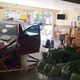 Imagem - Carro invade mercado e motorista fica ferida em acidente em Vila Velha