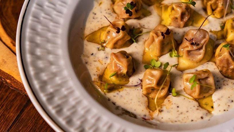 Capeletti de carne seca com fonduta de parmesão trufada, massa artesanal da Nonna Mia