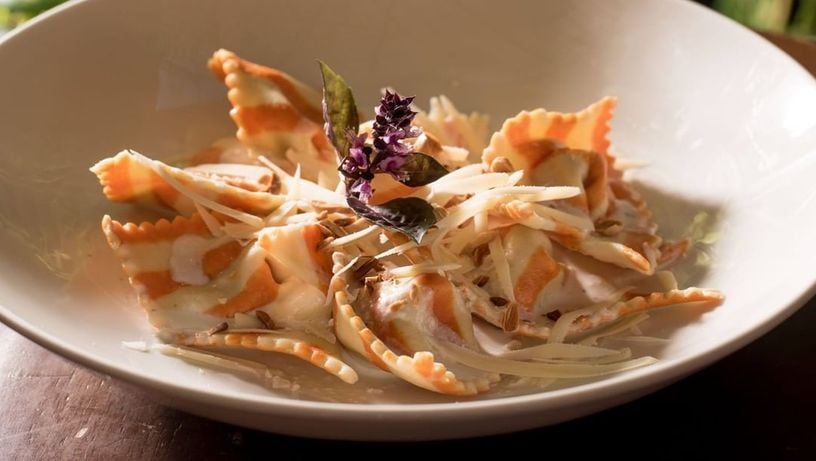 Capeletti de carne seca com fonduta de parmesão trufada, massa artesanal da Nonna Mia